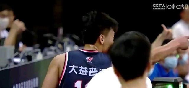 嘟小薯 CBA快讯:赵睿遭遇联盟重罚 丁神拥抱阿联遭拒绝 林书豪秦晓雯观战