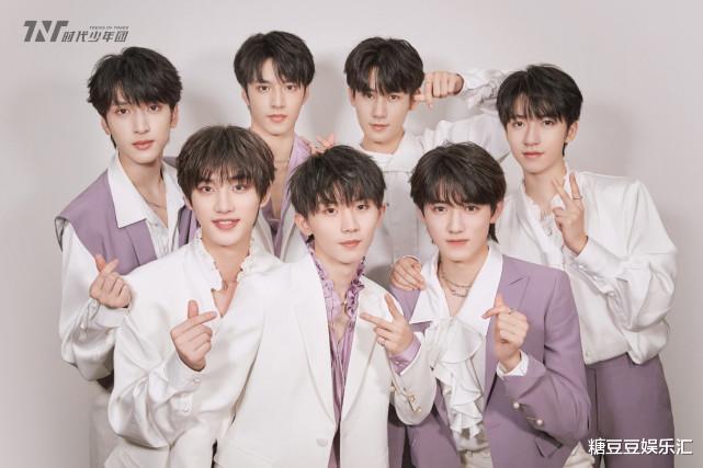 蔡徐坤|818晚会明星新造型，蔡徐坤燕尾服贵气，时代少年团国风妆亮眼