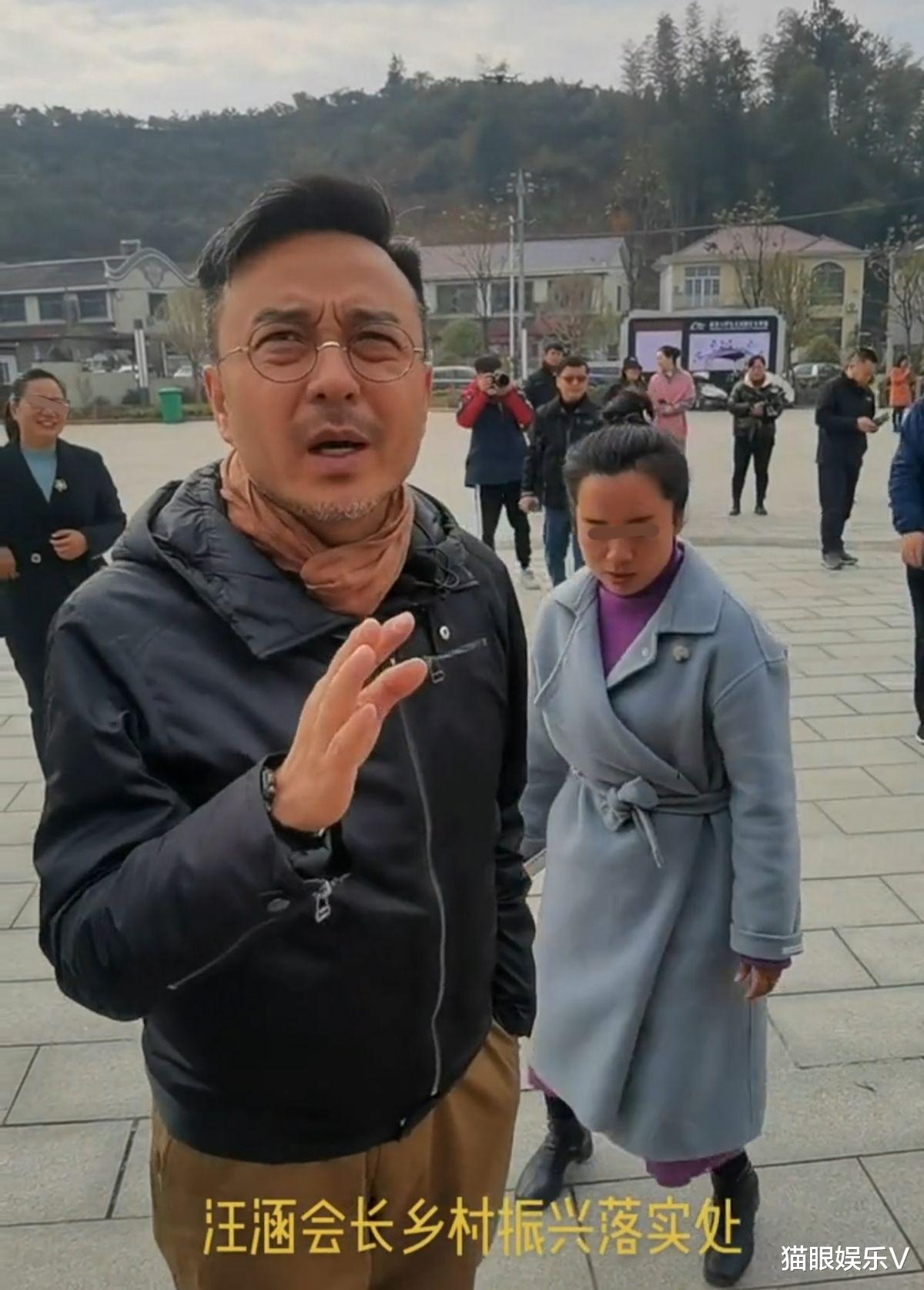 汪涵|主持人汪涵低调现身农村，头发胡子都变得花白，越来越像徐峥