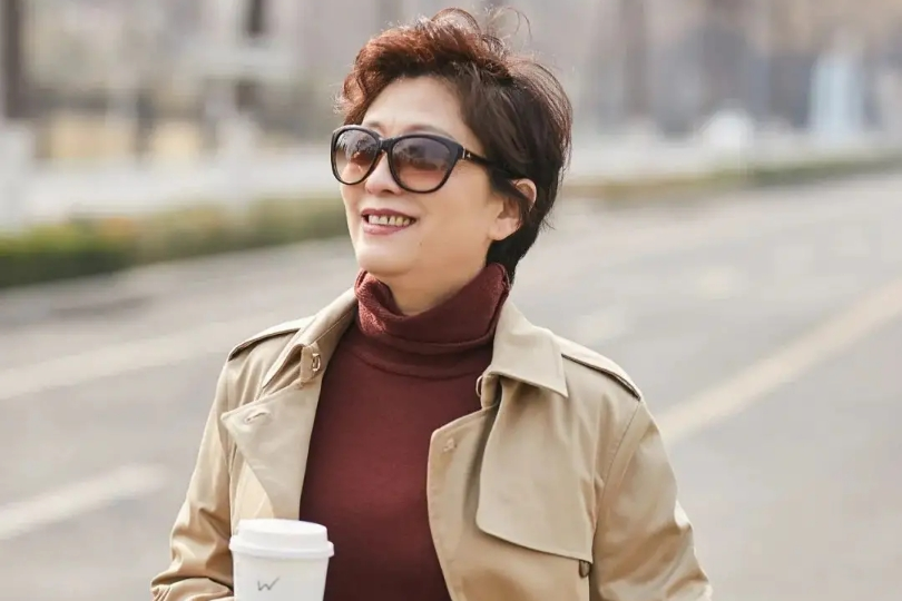 发型|60岁女人别总烫小卷发，试试优雅又大气的摩根柔卷烫，减龄又时髦