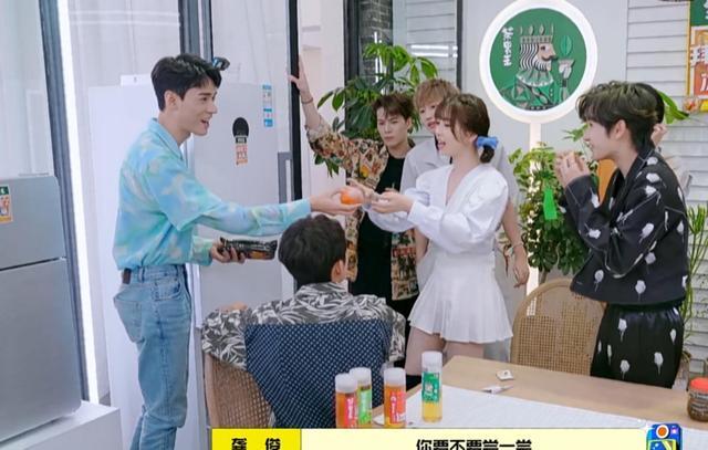 龚俊|龚俊直呼虞书欣的冰箱太丰富，减肥达人实锤，何炅直夸她性格太好