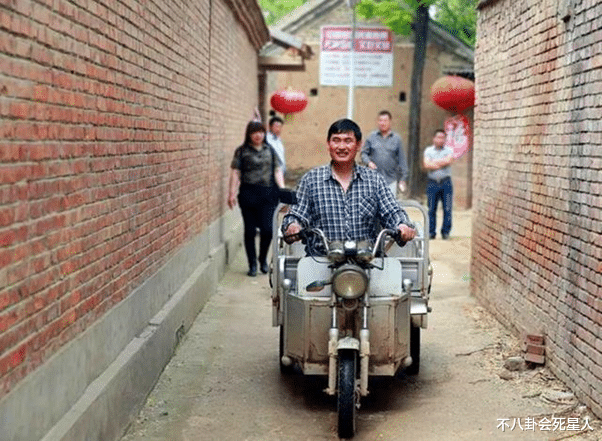朱之文|又一草根网红爆火，大衣哥急到门口献唱博眼球，儿媳穿露脐装跳舞