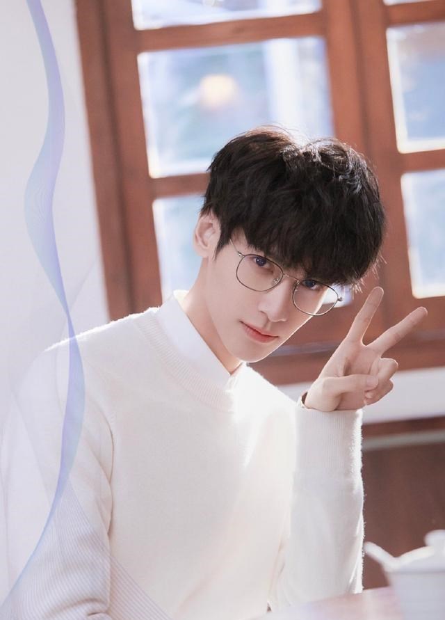 罗云熙|罗云熙收入低？邓伦大宝贝关系？张彬彬景甜二搭？许凯新剧消息？