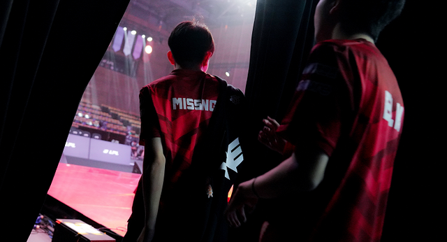 edg战队|FPX和EDG要遭了？两个半区唯一战胜过他们的队伍，竟相遇四强