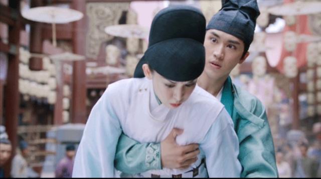 古力娜扎|娜扎骑马戏引来争议，被男主角抓胸，表情十分尴尬