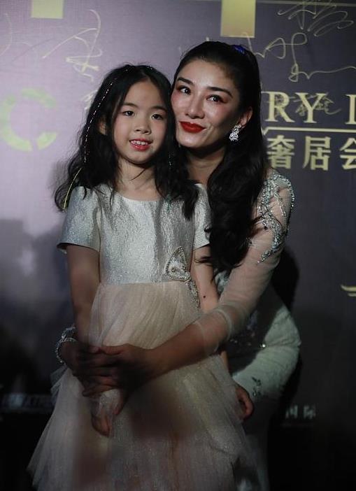 黄奕|黄奕跟女儿小芊玲同台，穿母女装宛如小公主，遗传了妈妈的高颜值