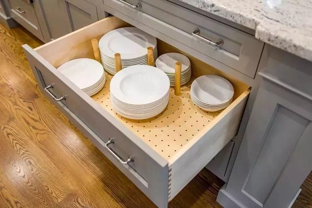 看外国人的橱柜内部设计,一定要学习,餐具布局和实用性都很高