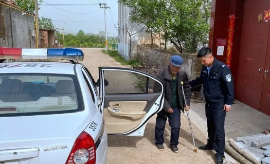 遂平快报 孤寡老人出门迷路，暖心辅警平安送回