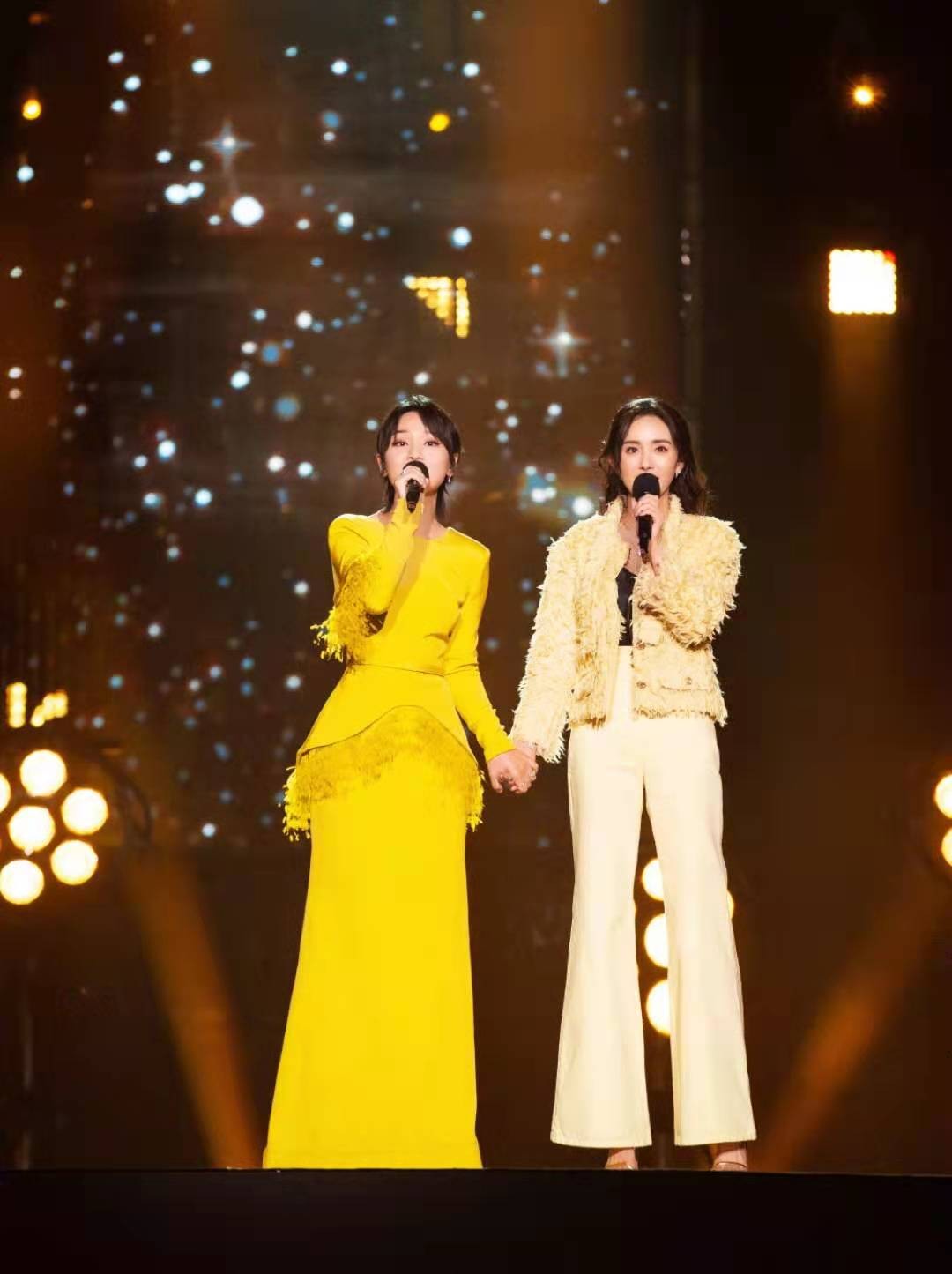 时尚风行派|谁说杨幂势利眼！为周笔畅送生日祝福太暖心，穿高腰裤合唱超默契