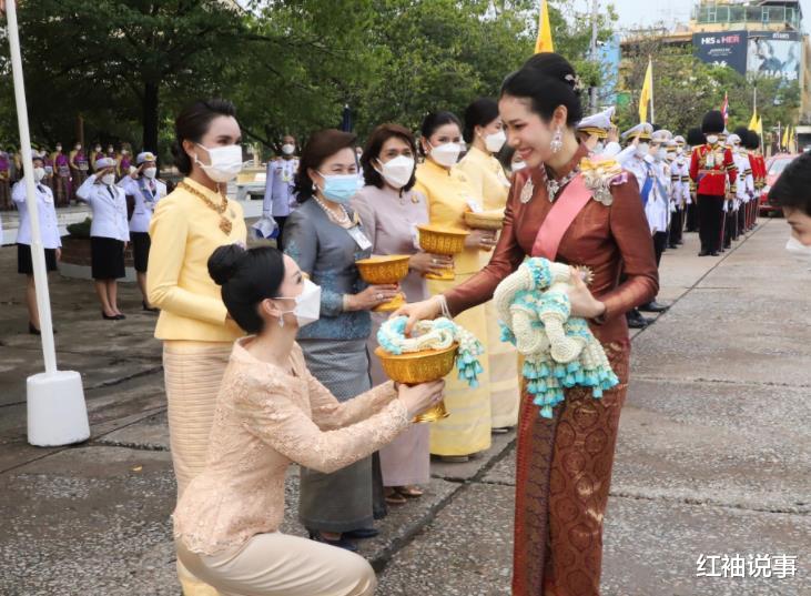 诗妮娜|诗妮娜人美双商超高，趴地给苏提达行大礼，守规矩不越雷池一步