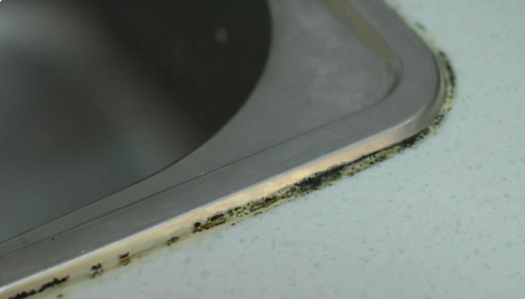马桶缝隙发霉发黑，别更换玻璃胶！教你2招，马桶干净如新