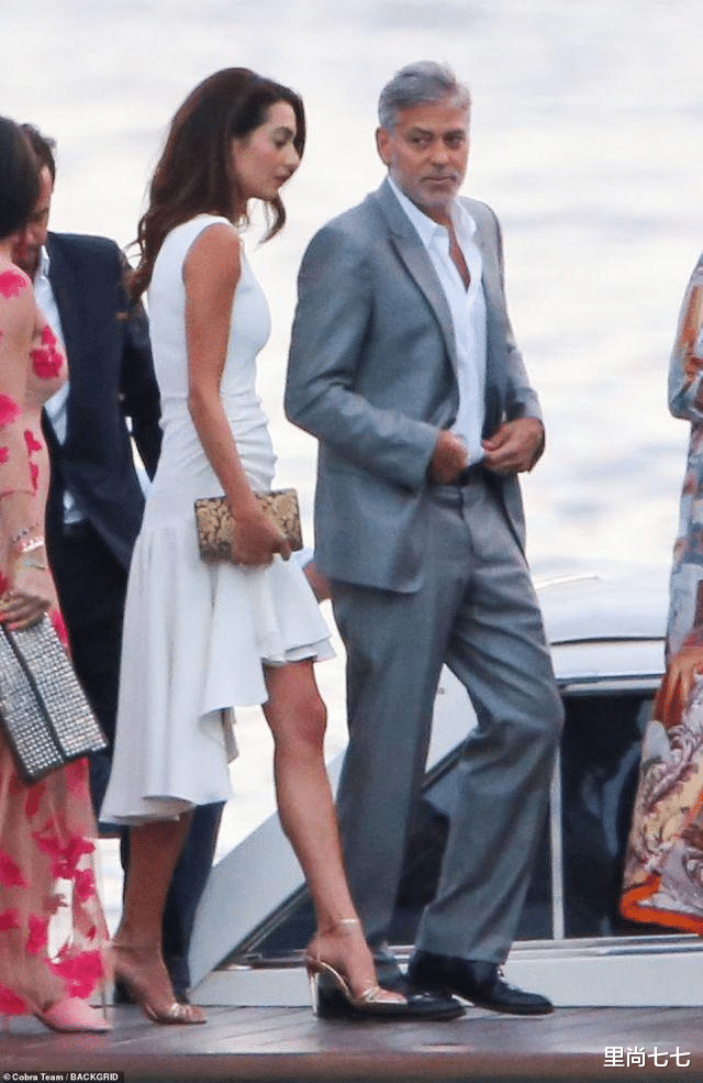 杨洋|克鲁尼罕带“龙凤胎”亮相，儿子似妈妈翻版，妻子肚子隆起似怀孕