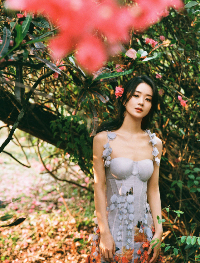 赵丽颖|赵丽颖穿搭愈发大胆起来！穿孔雀裙竟开叉到臀部，戴小花美成花魁