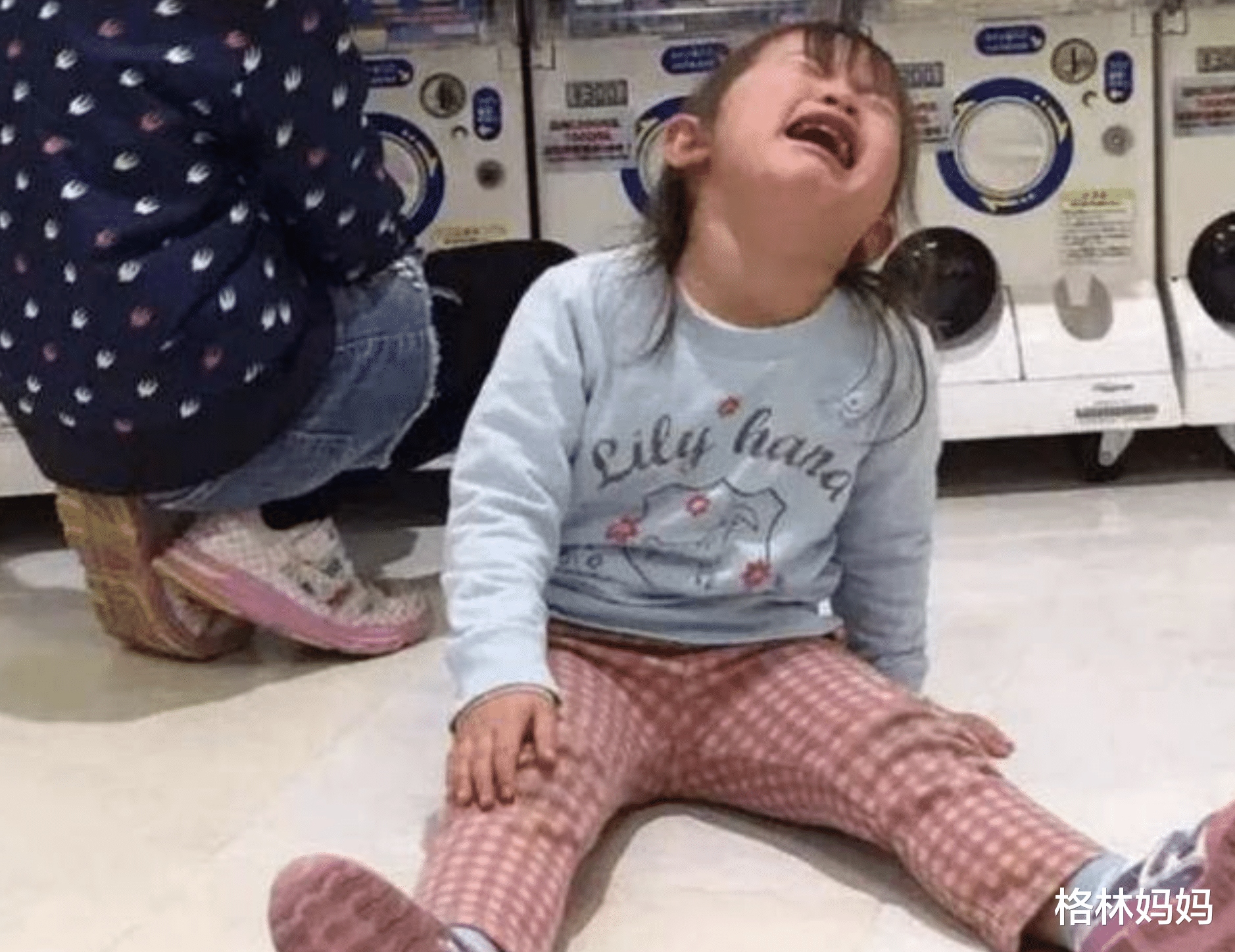 格林妈妈|“妈妈别打了,我不买了”,7岁女孩跪地求饶:失控家长有多可怕