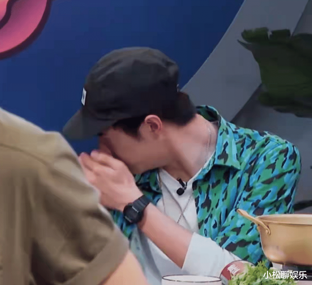 张艺兴|张艺兴辣椒炒肉太呛人，王一博直打喷嚏，非战斗人员请远离