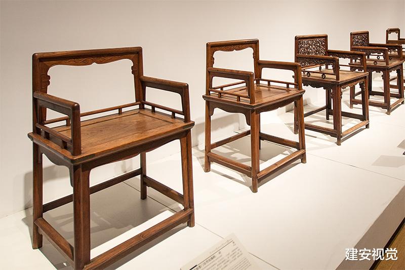 明式家具|北京一家高等学府收藏了40多件明式家具珍品，黄花梨有束腰马蹄足长方杌凳，这名字有点怪