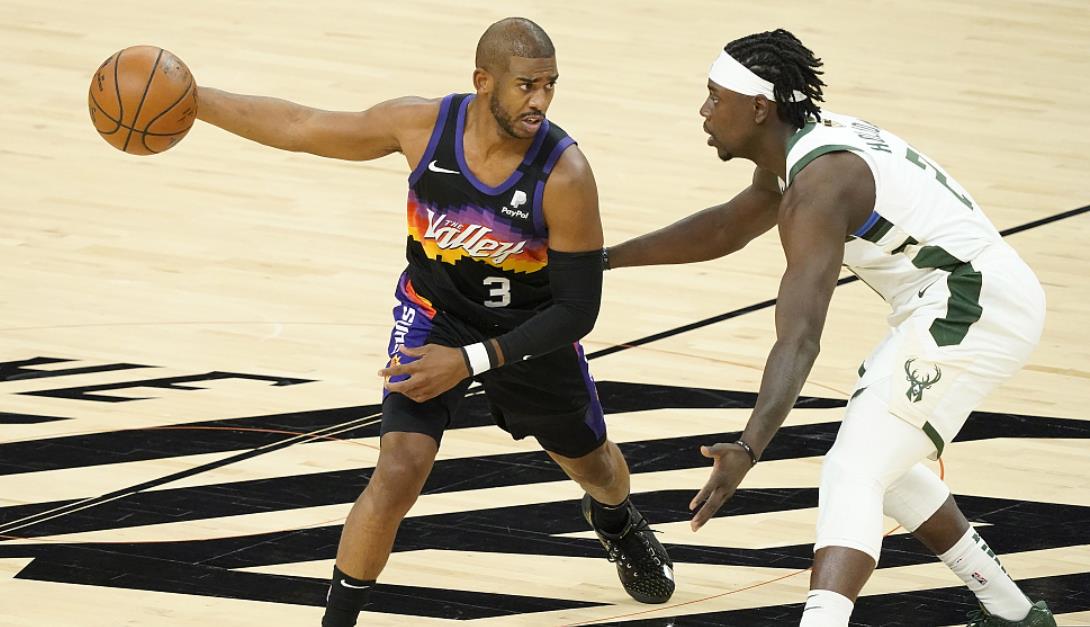 一个善良的小槑|28+13！1断1传1板杀死比赛，字母哥选对了，他比保罗更强