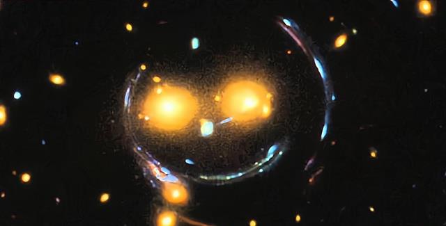 宇宙“bug”?三个一模一样的星系出现,应该如何解释?