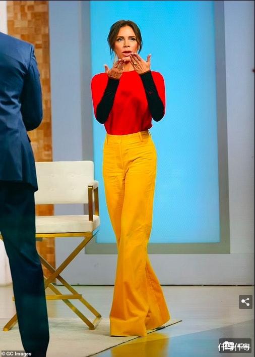 仟与仟寻 贝嫂时尚造型翻车，红黄绿三色高度抢镜，难掩整容过度憔悴脸