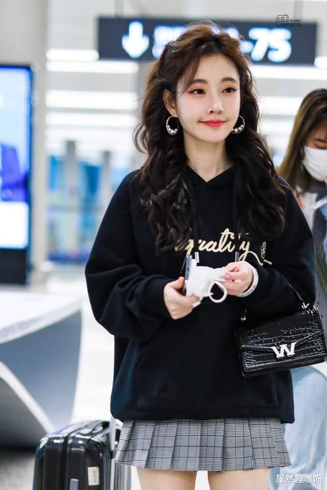 冯提莫|冯提莫发博晒新歌花絮照，6张照片展现3种风格，收获5000多条评论