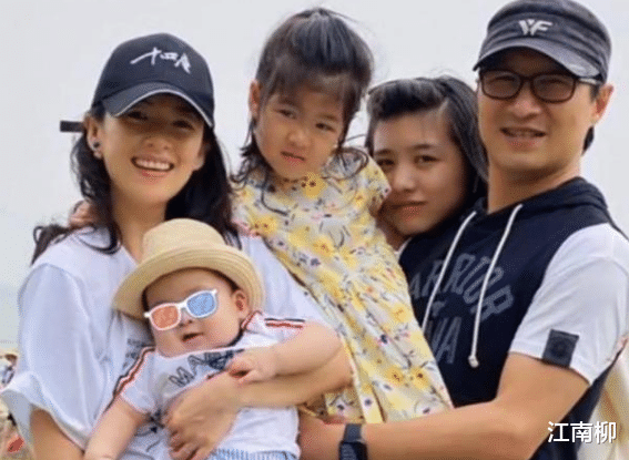 章子怡|章子怡前往机场，5岁女儿身穿皮草大衣，预计是下一个王诗龄