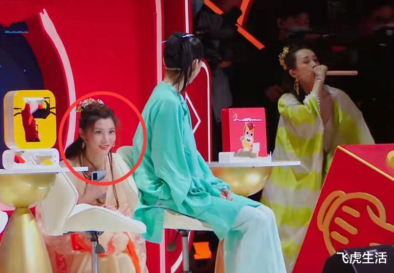 |王牌家族最卑微的成员，所有人坐着唯独她站着，全程只有十秒镜头