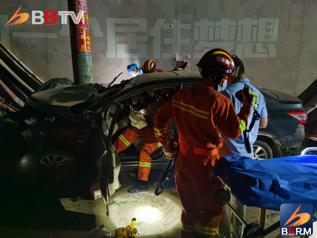 博白新闻 什么情况？这辆小车连电线杆也敢撞！