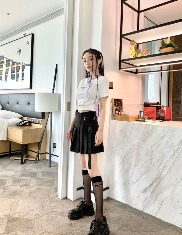 李小璐|李小璐又作妖，无戏可拍也不消停，扎脏辫好嘻哈