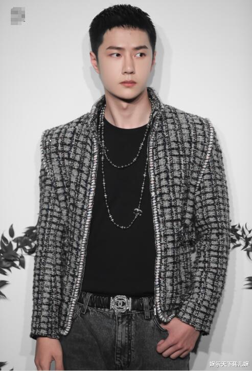 王一博|王一博61儿童节出席香奈儿酒会，着女装超man细节太见外，剪短发身材比例很赞