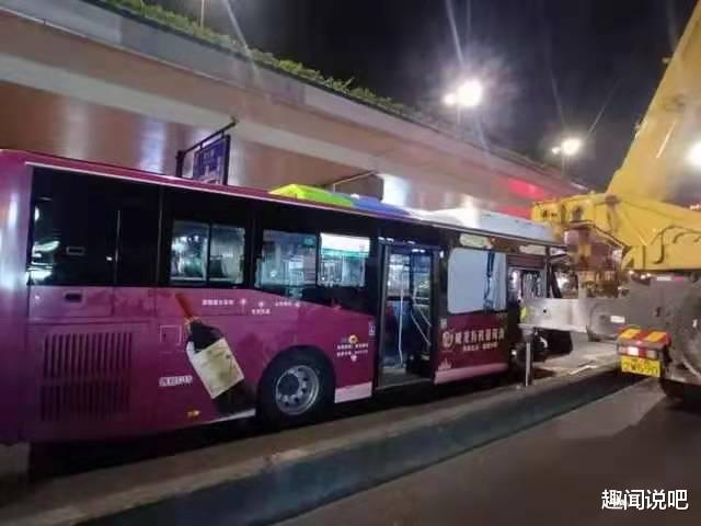 吊车 杭州上塘路的一辆78路公交车撞上正在施工的吊车 多人被送往医院