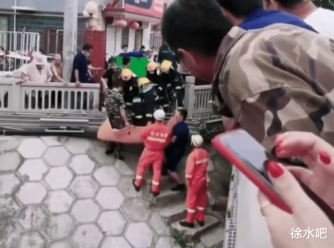 消防员|保定：八旬老汉垂钓掉河中，关键时刻→