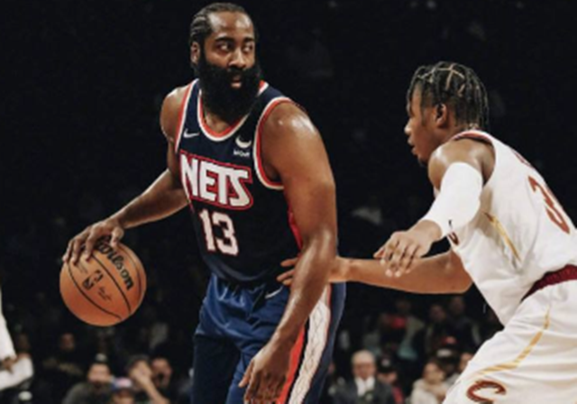 詹姆斯·哈登|你看你胖的！哈登持球挥汗如雨！KD底角聊天看戏：三弟你正好减减肥