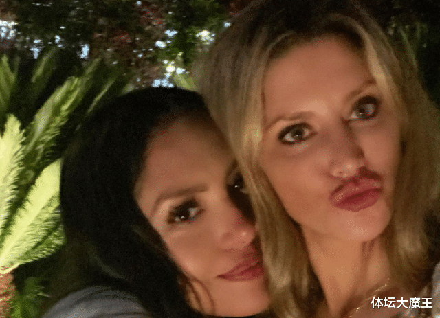 |39岁瓦妮莎又变美了，与闺蜜出海游玩拍照，18岁女儿变得很成熟