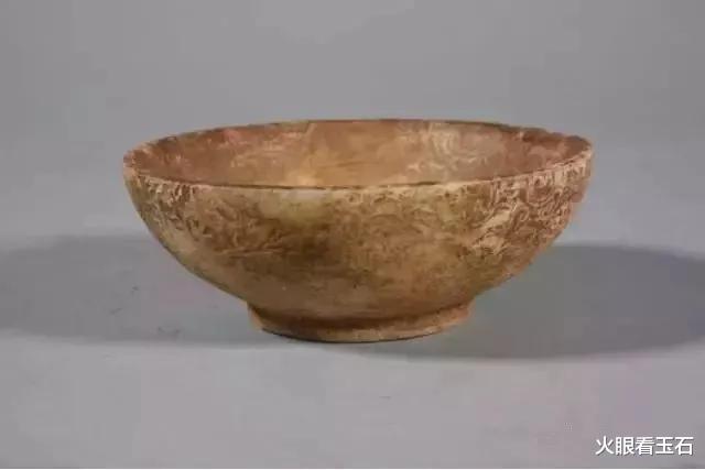 |乾隆年间的玉碗，古玩商十元都不收，拍卖公司估价300万