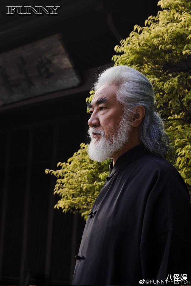 张纪中|张纪中一家五口罕拍大片，小31岁老婆手上戴满钻戒，抱着他撒娇