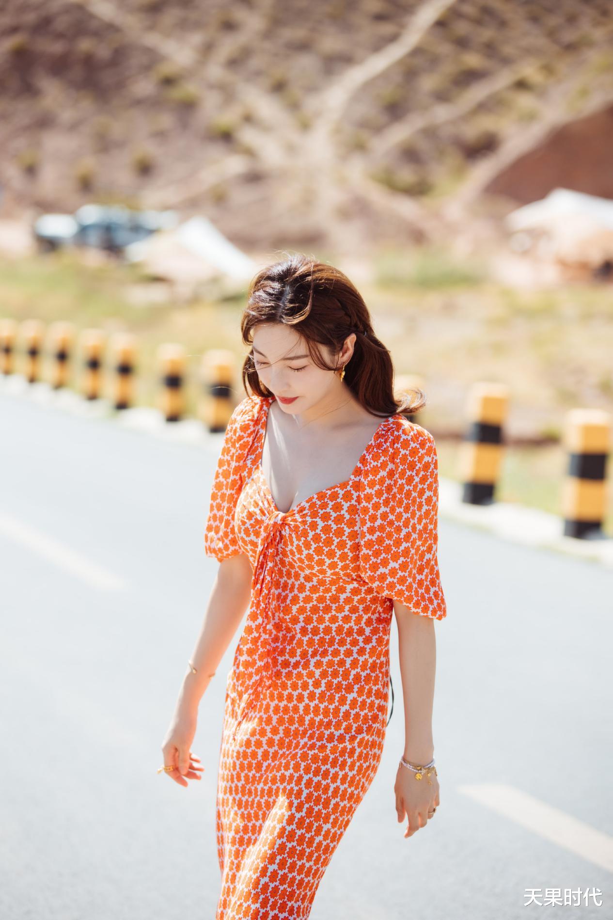 天果时代 张雨绮真相信追她的人排到法国,穿碎花裙性感美艳,明艳的大美女