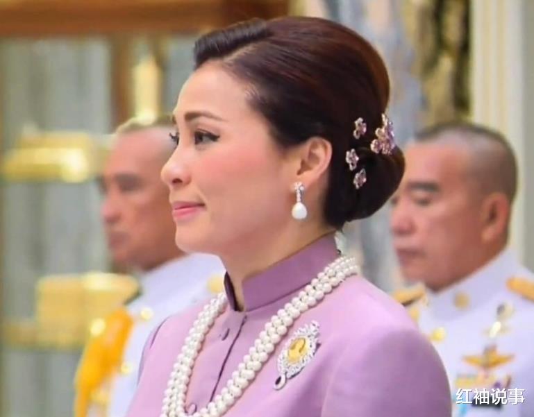 诗妮娜|泰国帝后又闹矛盾，最新海报背对背赌气，36岁诗妮娜趁机复宠