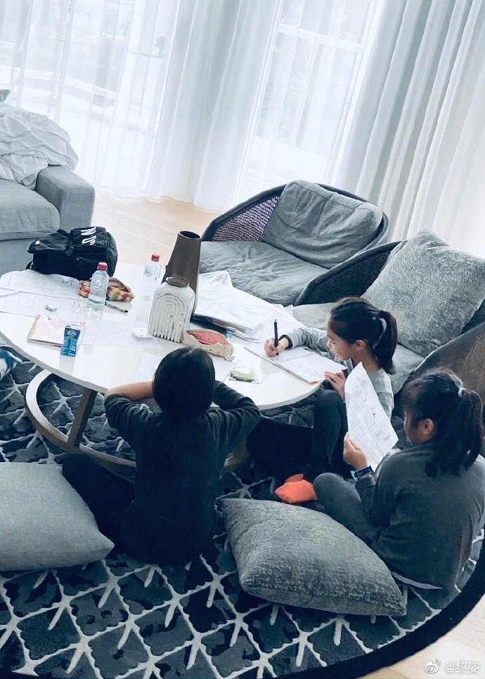 黎姿|黎姿带3个女儿做善事,为独居长者送中秋礼物,人美心善超暖心