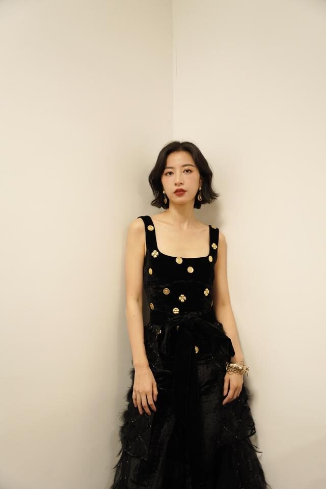 吊带裙 周雨彤“平板身材”却好高级,吊带裙+短发时髦娇俏,纯欲风满满
