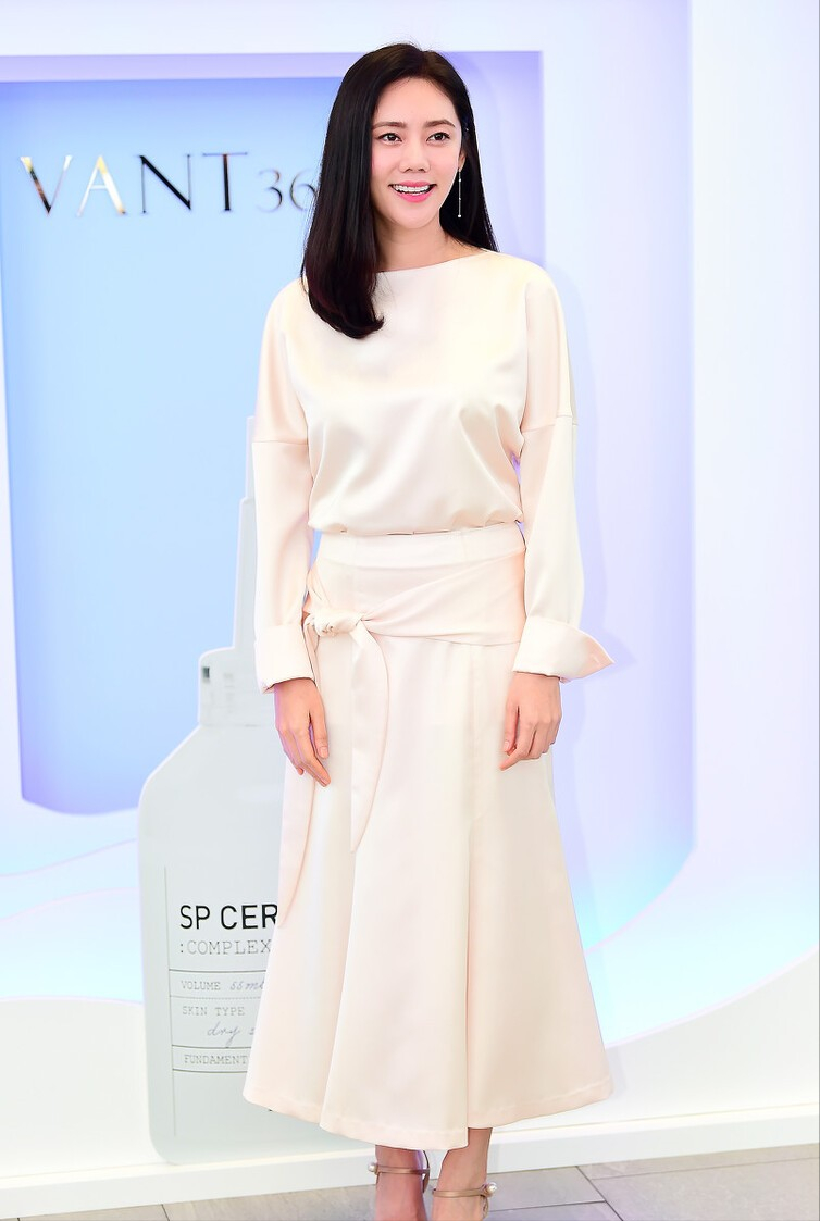 BiuFashion|秋瓷炫活动穿搭都这么简约，清纯感十足一点不像当了妈，气质真好