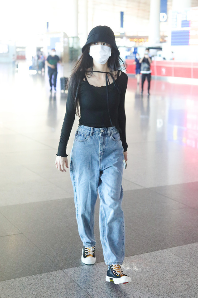 张碧晨|张碧晨哪像孩子的妈妈，穿一件修身紧身衣走机场，美如少女！