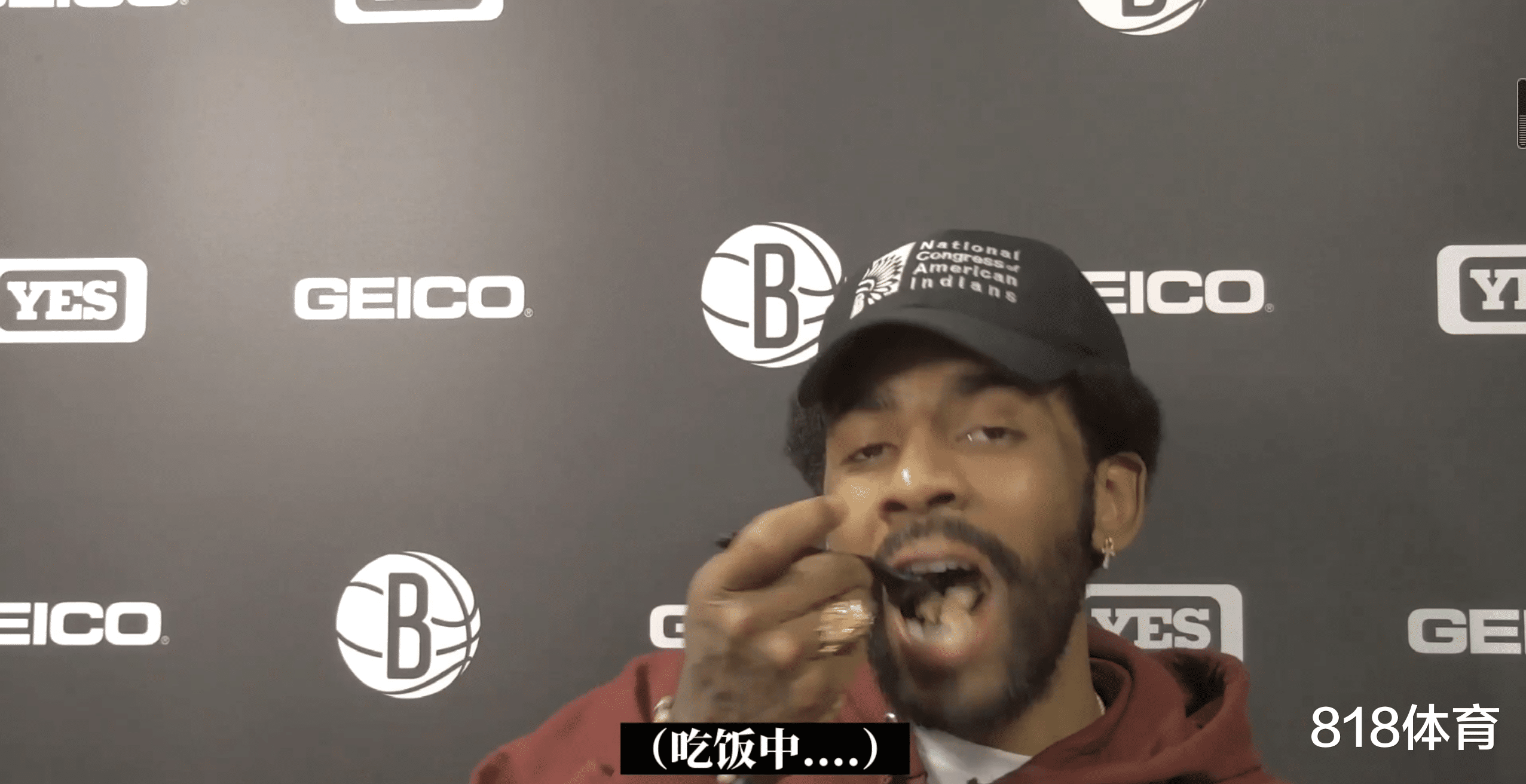 凯里·欧文|斋月没完! 欧文赛后采访先扒两大口饭: 抱歉啊! 刚打完比赛饿死哥了