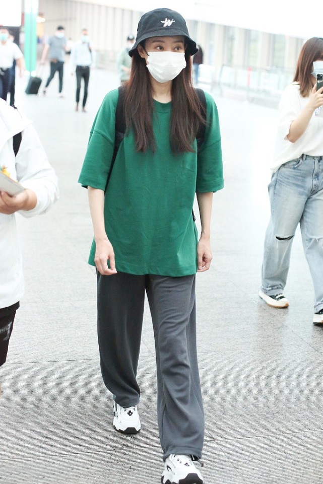 大表姐的时尚圈|35岁张小斐走红后更敢穿了，造型个性时髦又多变，看着都很自信