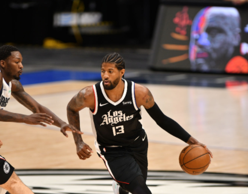 李铁|三分7中1+罚球5中0，东契奇无奈受困伤病，坐替补席用水瓶砸头显沮丧