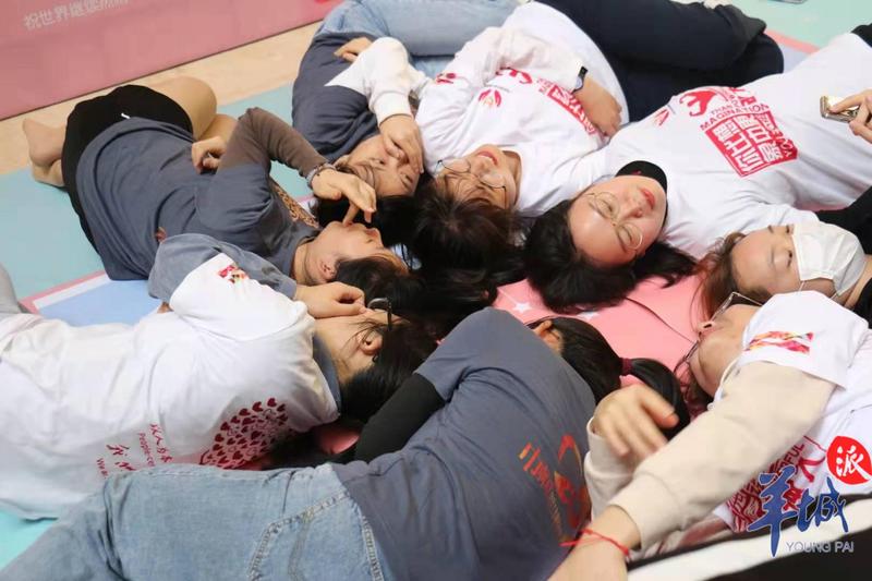 羊城派 这场艺术展呼吁关注女性睡眠问题,还提供“暖心包”服务