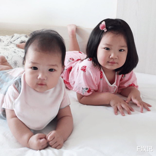 李亚男|李亚男晒与小女儿甜蜜母女合影 嘟嘴亲吻女儿肉嘟嘟的脸蛋