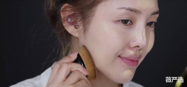 化妆师|明星们丢弃“美妆蛋”改用“粉底刷”，化妆师透漏原因：太吃粉！