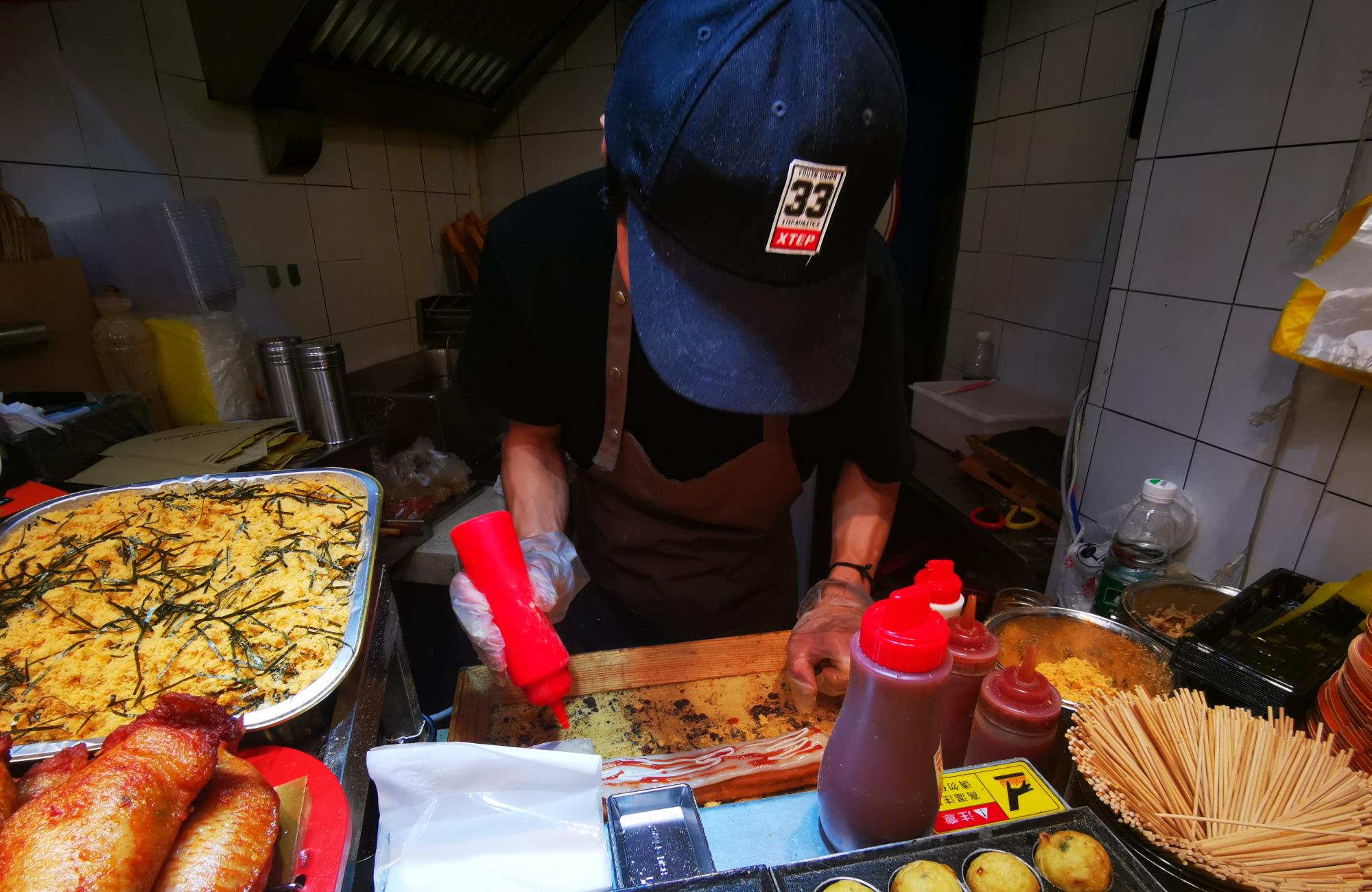 即兴的爱|#探店打卡#探寻杭城街头特色小吃。来自江西的网红小吃油条包麻糍