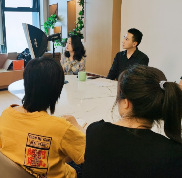 林生斌|林生斌家庭照曝光，时间在朱小贞离世不久，每人脸上表情暗含深意