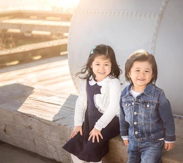 钟嘉欣|钟嘉欣为5岁女儿庆生，素颜出镜黑眼圈抢镜，Kelly紧搂妈妈萌态足